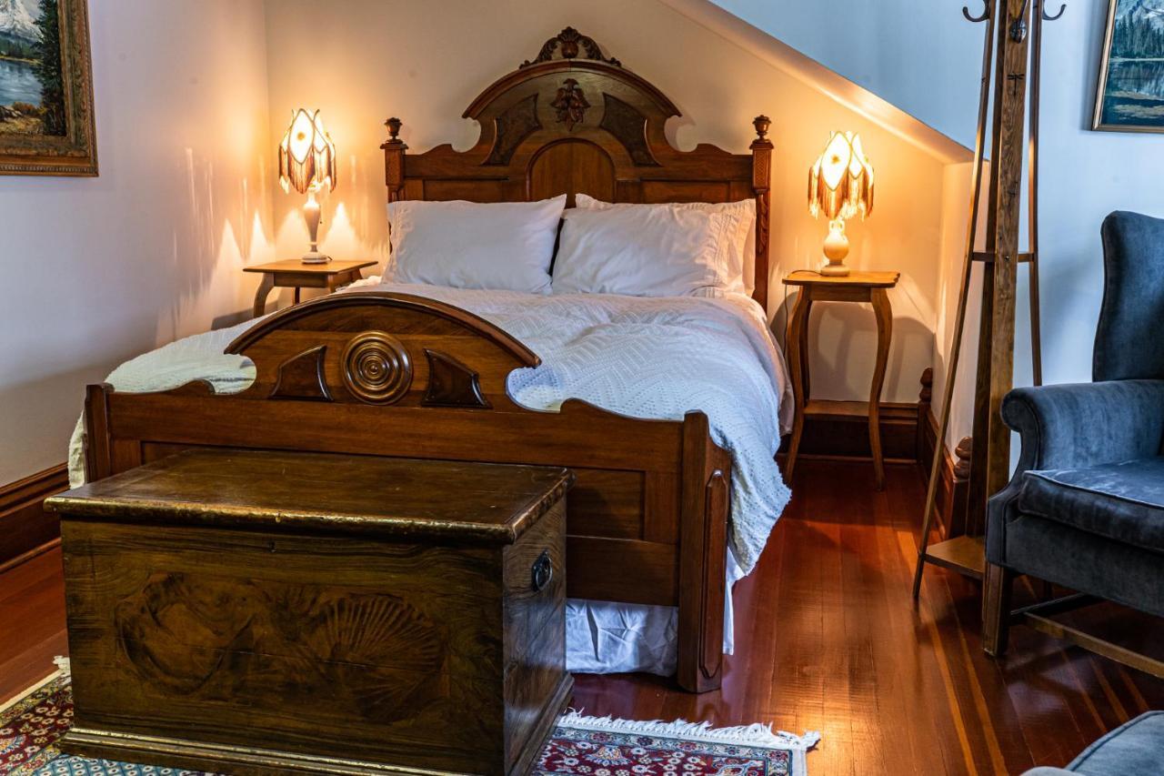 Bragg Creek The Craftsman House Bed & Breakfast エクステリア 写真